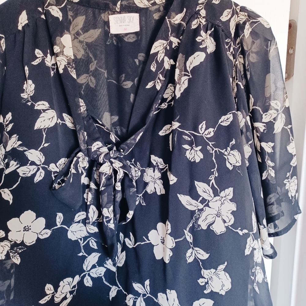 Sienna Sky Black Floral Short Sleeve Bow Blouse Cropped Boho Flowy - Medium - Picture 7 of 9